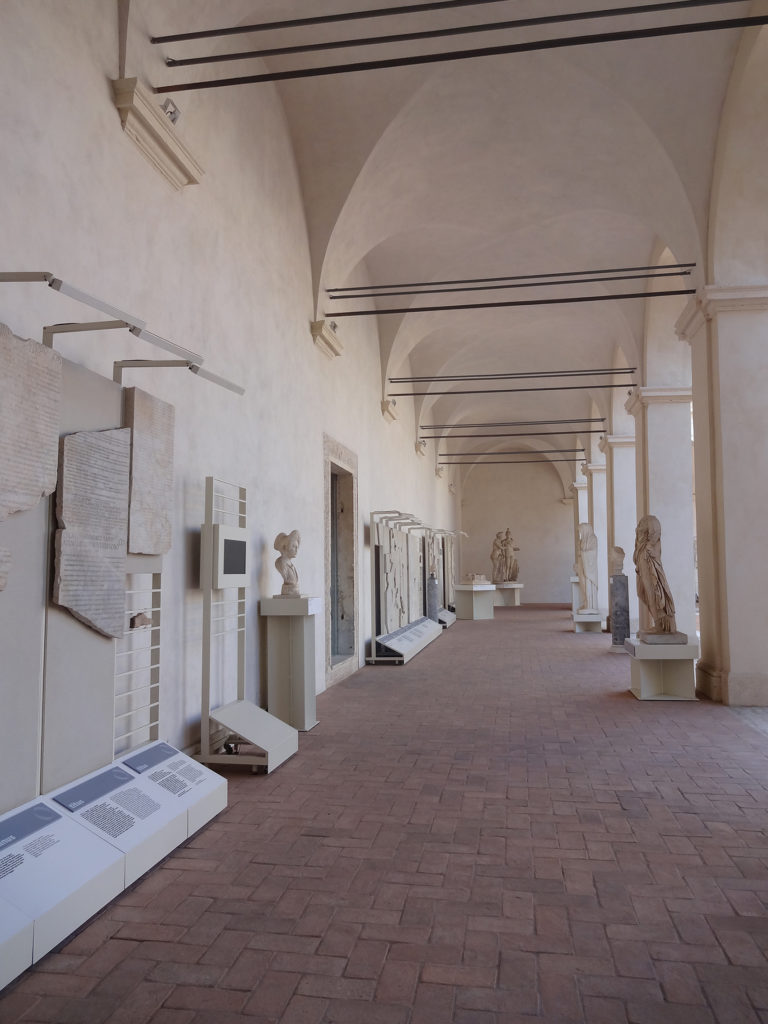 Fig.14. Projeto expográfico do Museo Nazionale Romano no espaço restaurado do Chiostro‘Ludovisi’ (fonte: Angela R. Rodrigues, 2015)