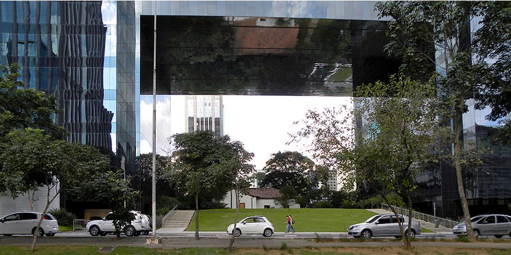 Fig.12. A casa bandeirista vista a partir da Avenida Faria Lima (fonte: foto de Dalton Sala, 2015: Acesso em 25/11/2016).