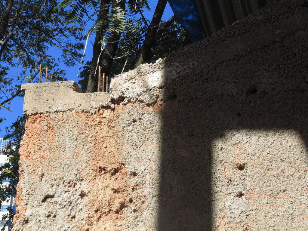 Fig.26. Detalhe do topo da mesma parede, onde se pode ver o chapisco “aberto” (fonte: acervo DPH/STPRC, 2011).