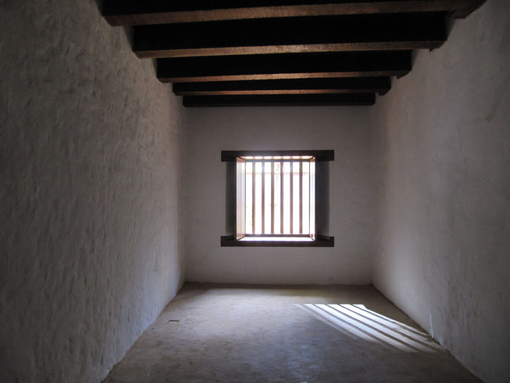 Fig.28. Fotografia em alto contraste, com luz rasante, que mostra o acabamento rústico “carioca” nos trechos recompostos das paredes (fonte: acervo DPH/STPRC, 2011).