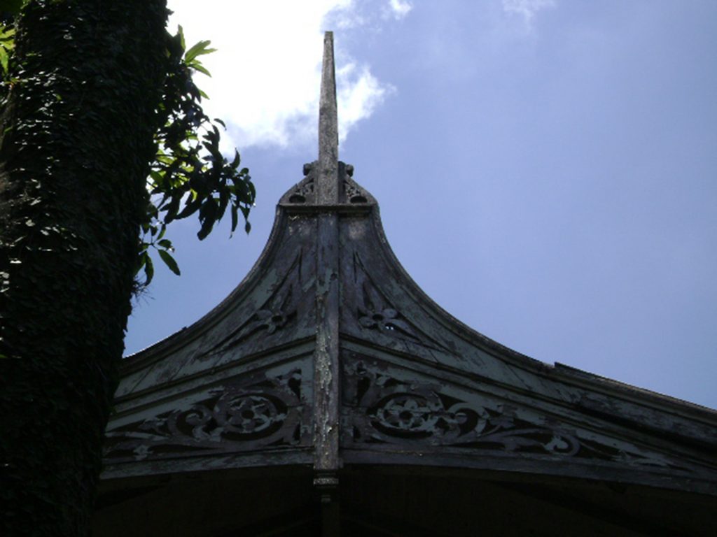 Fig.9| Casa do Diretor. Detalhe em madeira do gablete rendilhado com pináculo agulha (Fonte: Foto Iná Rosa, dez. 2010).