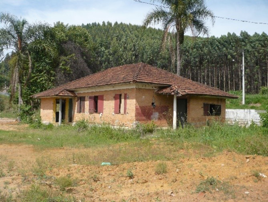 Figura 10: Vista de casa para operários geminadas duas a duas, atual Rodovia Tancredo Neves, demolidas após 2011. Fonte:Levantamento da autora (2010).