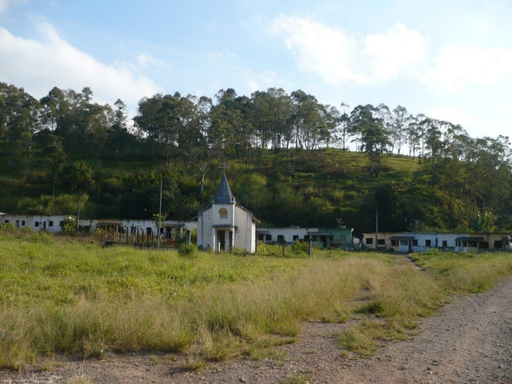 Figura 12: Vista da capela ao centro da Vila Triângulo, em Perus. Fonte: Acervo da autora(2009).
