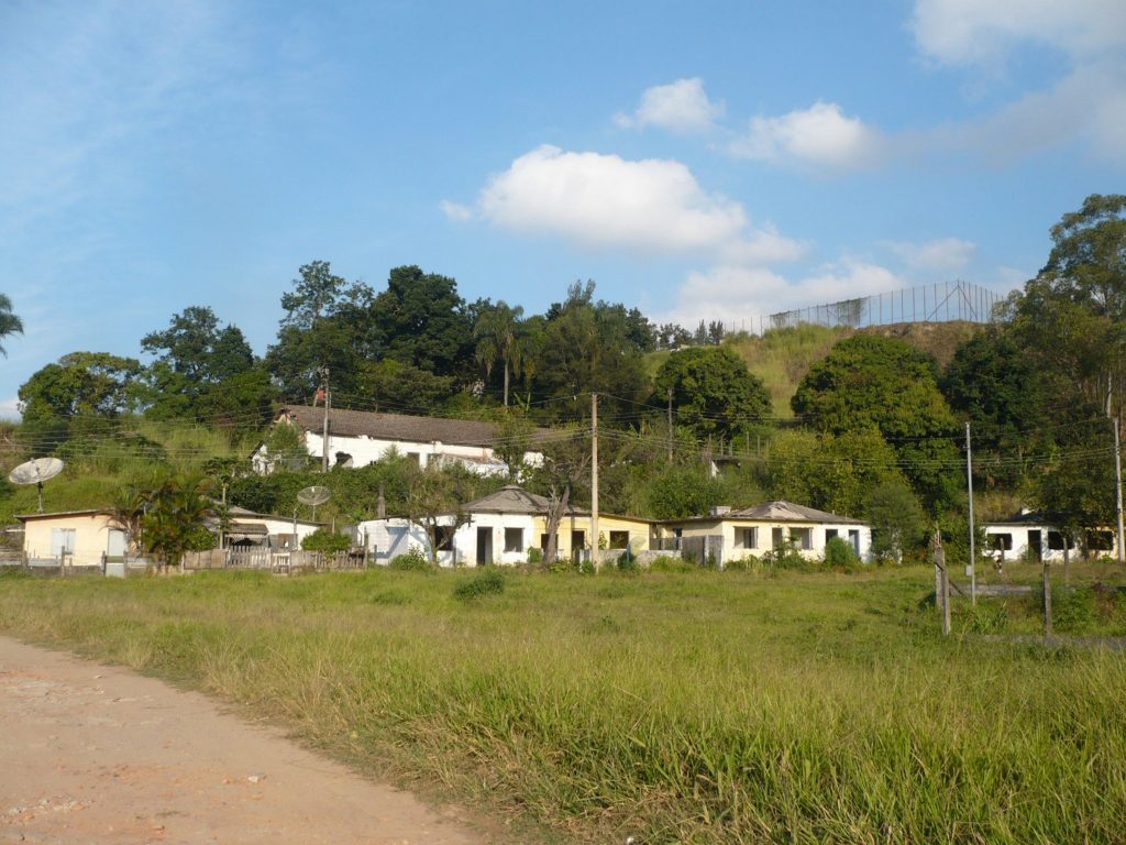 Figura 13: Casas geminadas da Vila Triângulo, em abandono. Fonte: Acervo da autora(2009).