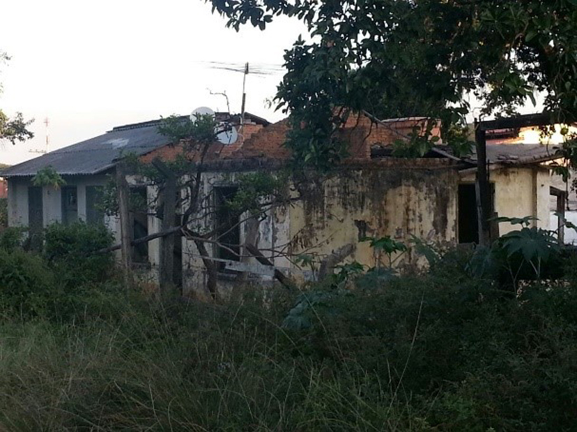 Figura 15: Últimas casas remanescentes da Vila Portland, Perus, tomadas pela deterioração. Fonte: Acervo da autora(2016).