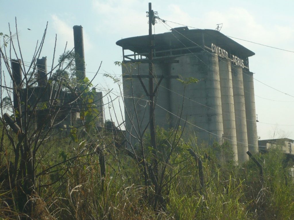 Figura 3Vista dos silos da fábrica de cimento da CBCPP. Fonte: Acervo da autora (2016).