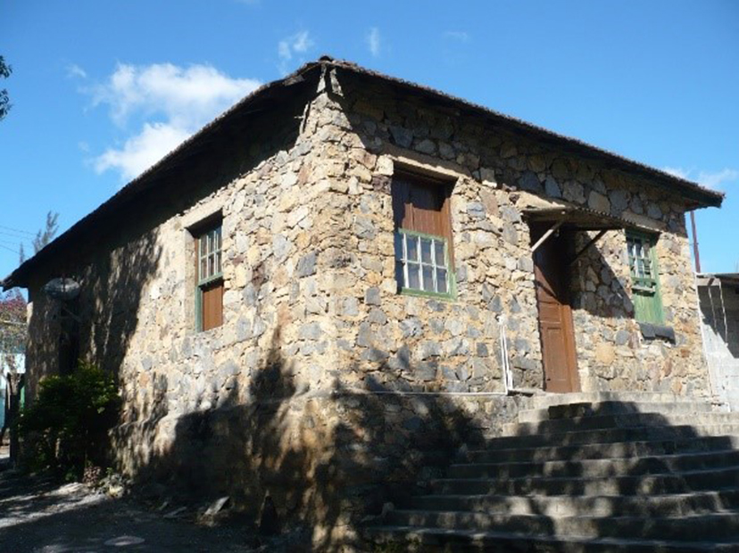 Figura 5A Escola de Pedra, em Água Fria, transformada em residência, em bom estado de conservação. Fonte: Acervo da autora (2009).