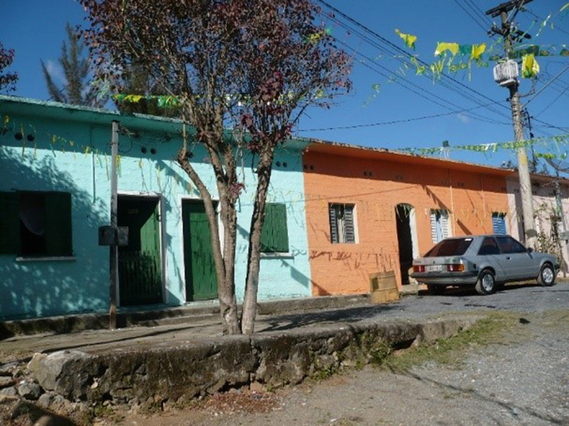 Figura 8: Casas em renque, Água Fria, Cajamar. Fonte: Acervo da autora(2009).